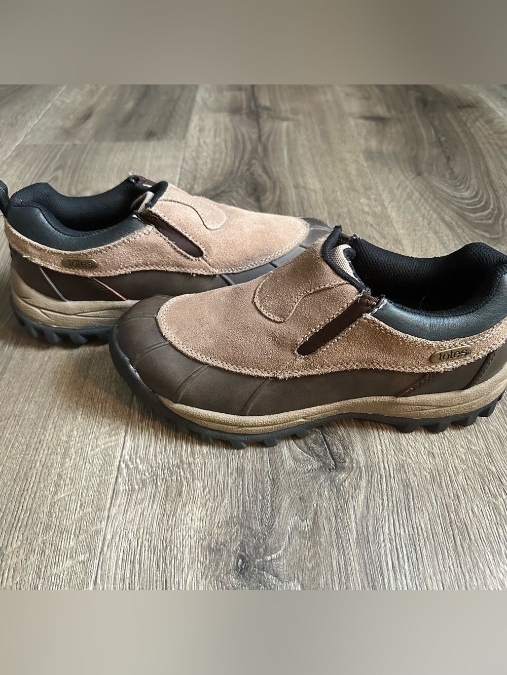 Women’s Totes duck-style" pull-on shoes Size 9